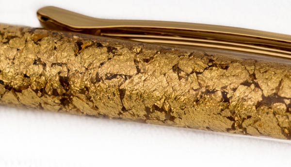 Bolígrafo con incrustaciones de hojas de oro