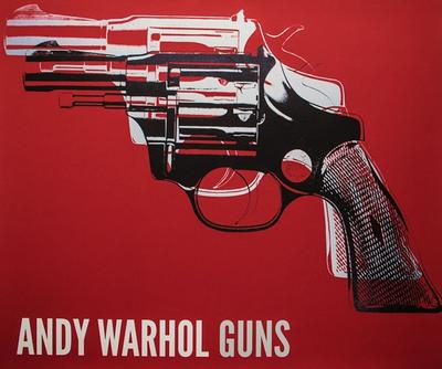 Lámina Andy Warhol - Gun (on red)