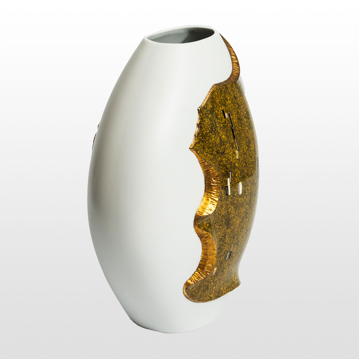 Porcelain Vase Gustav Klimt: The kiss (white and gold), detail 2