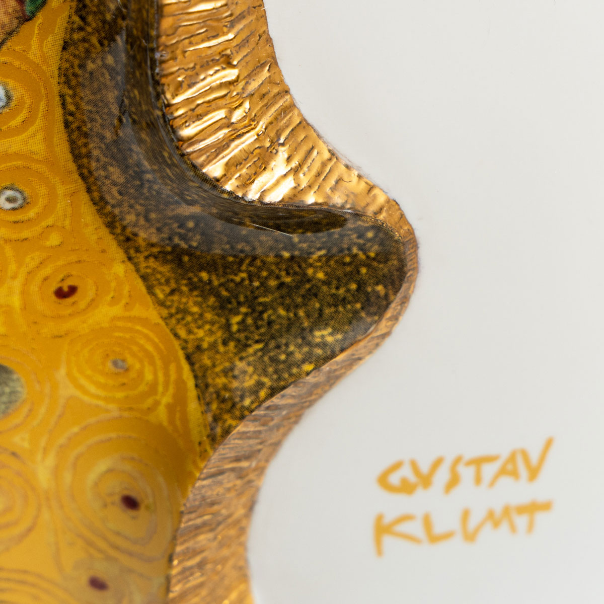 Porcelain Vase Gustav Klimt: The kiss (white and gold), detail 5