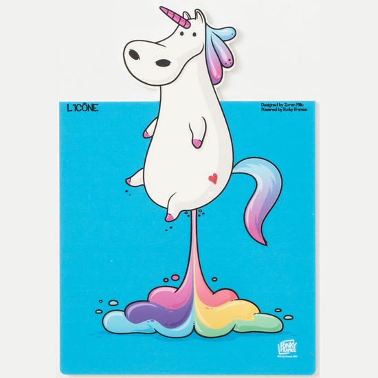 Carte avec licorne aux cheveux arc-en-ciel et arc-en-ciel avec nuages
