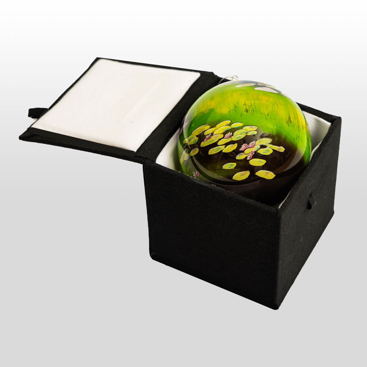 Claude Monet Christmas Bauble: Nympheas day (box)