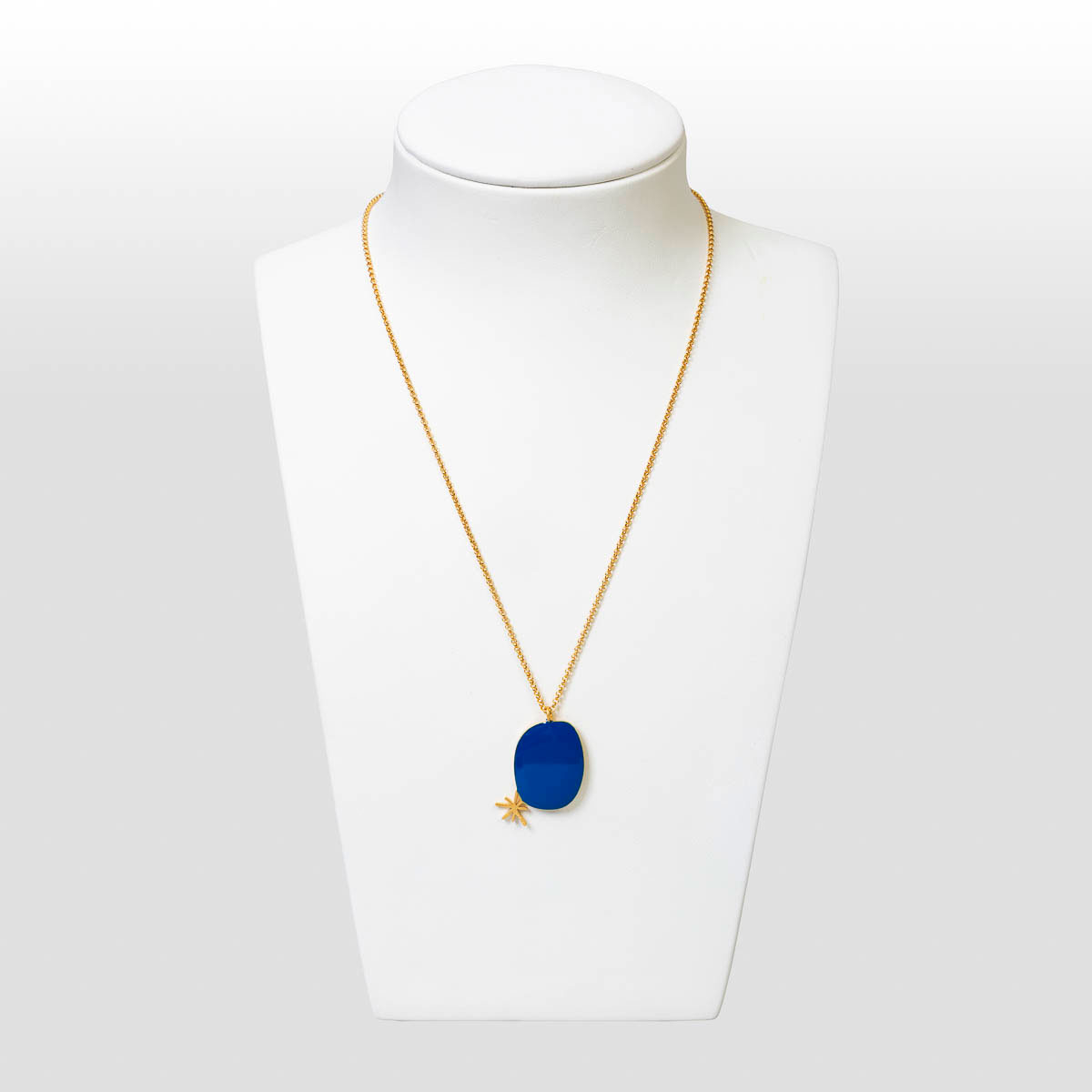 Pendentif d’après Joan Miro : L'or de l'azur (sur le buste)
