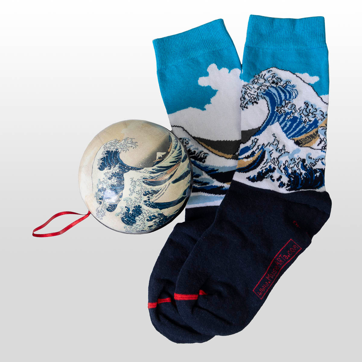 Calcetines en una bola de regalo de Navidad - Hokusai: La gran ola de Kanagawa (bola regalo con el par de calcetines)