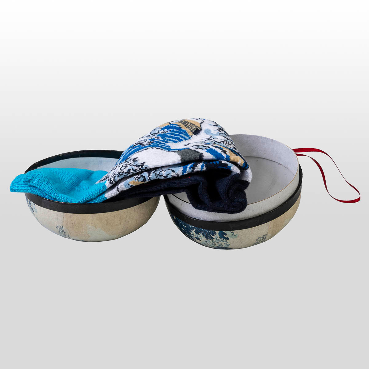 Calcetines en una bola de regalo de Navidad - Hokusai: La gran ola de Kanagawa (calcetines en la bola regalo abierta)