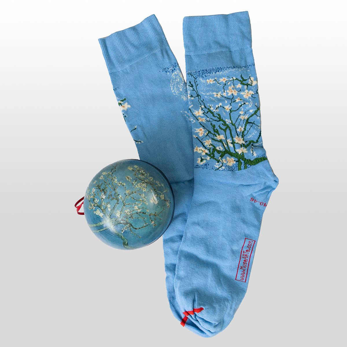 Calcetines en una bola de regalo de Navidad - Van Gogh : Almendro en flor (bola regalo con el par de calcetines)