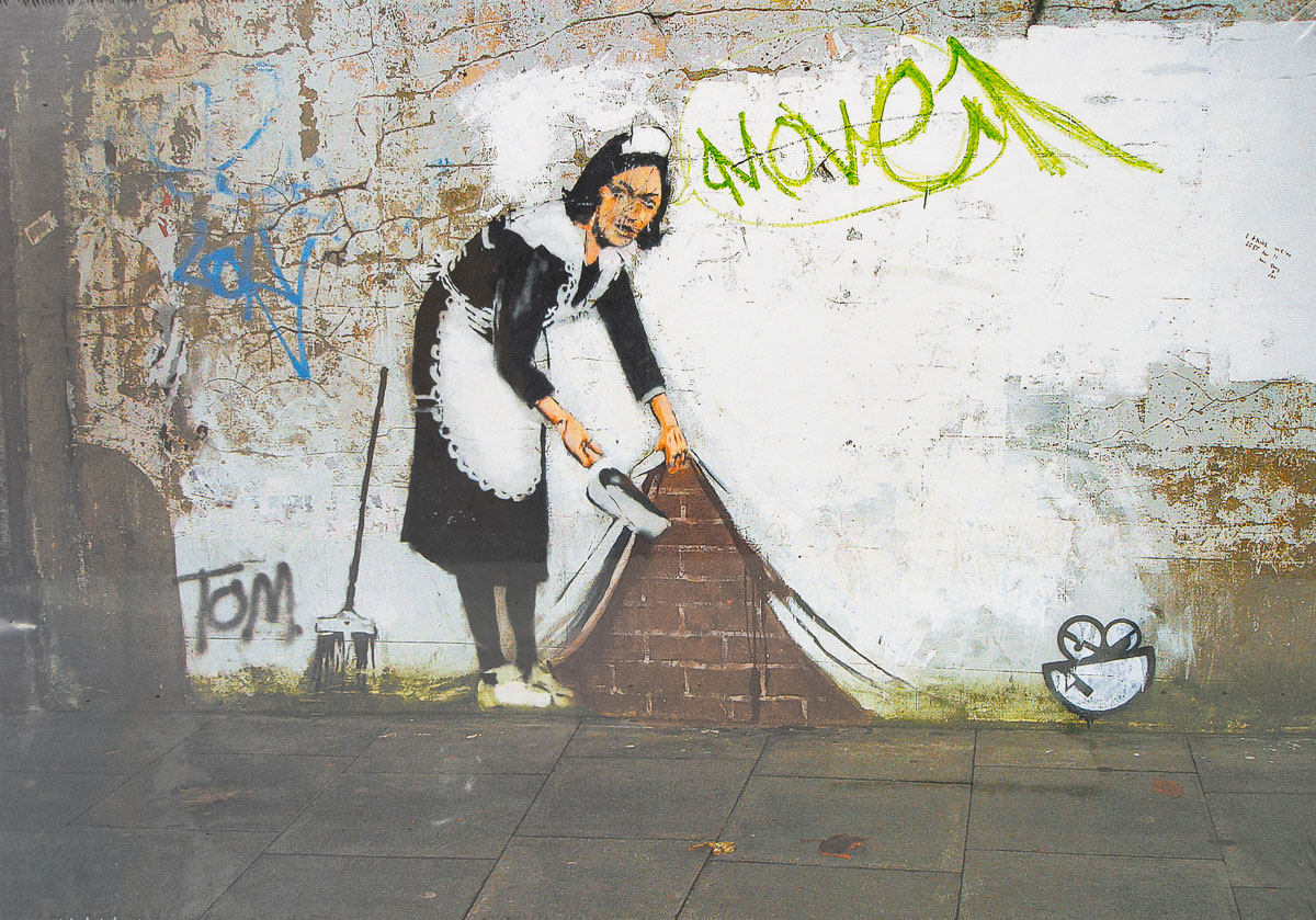 Rompecabezas Banksy - Maid barriendo bajo la alfombra (2006)